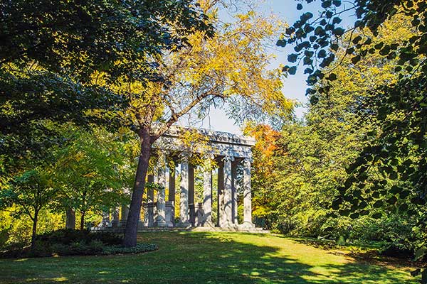 Graceland Cemetery building image